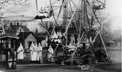 El Ku Klux Klan en un parque de diversiones